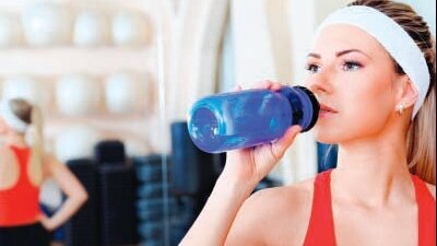 研究发现运动饮料和能量饮料会腐蚀牙釉质