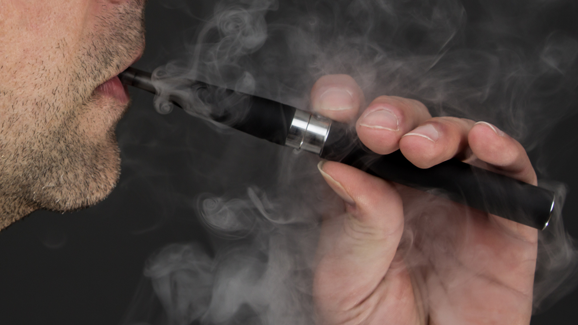 Explodierte E-Zigarette kostet Mann drei Zähne