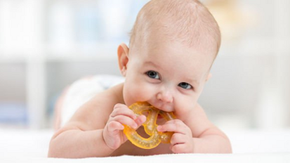 Povišena temperatura i groznicu nisu povezane sa rastom zuba kod beba