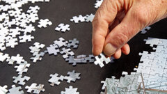 Kraft und Gleichgewicht nehmen im Alter früher ab als die feine Koordination