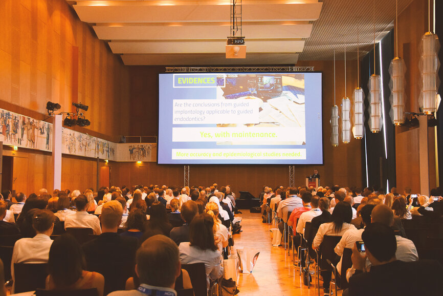 Dr Gergely Benyőcs presenting his lecture 