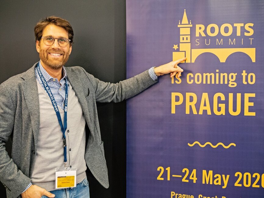 Dr. Gianluca Plotino, endodontist and star speaker at ROOTS SUMMIT 2020, paid a visit to the DTI media lounge. (Photograph: Tom Carvalho, DTI)