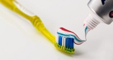 Tandpasta en voeding bevatten nog steeds onveilige kleurstof titaniumdioxide