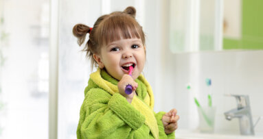 Wie man fluoridhaltige Zahnpasta richtig dosiert