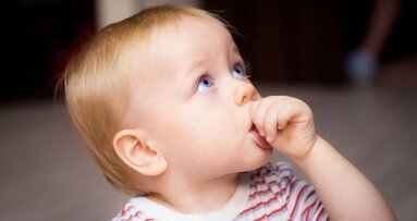 Studija pronalazi da navika sisanja palca nije povezana sa malokluzijom