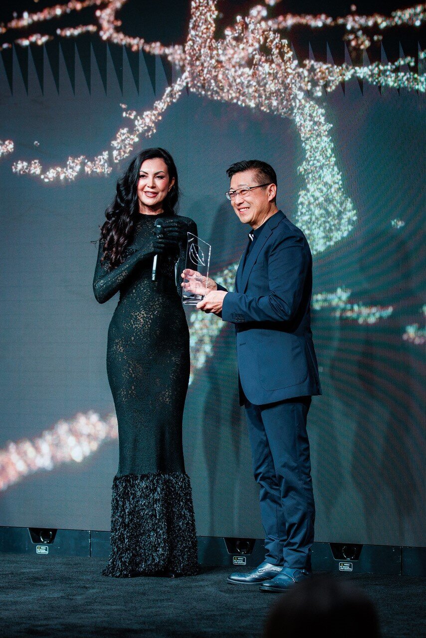 Il presidente della giuria - il dottor Paulo Kano dal Brasile - posa con Ulyana Vincheva, fondatrice e produttrice di Smile of the Year.