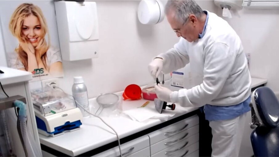 Fig. 39_ Distacco della dima dal piatto di stampa.