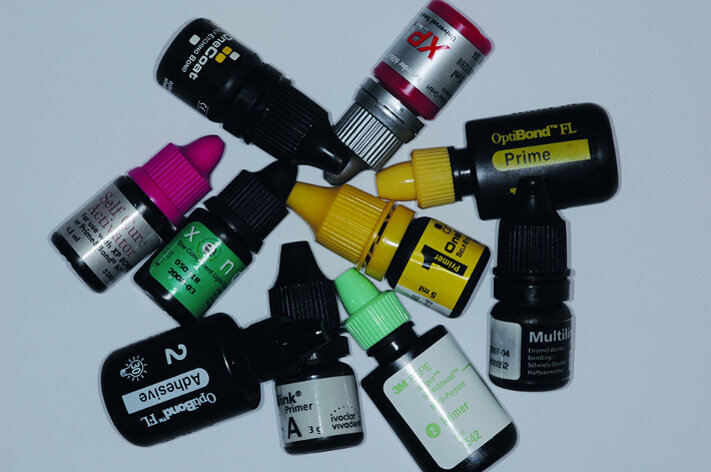 Fig.7 : Les systèmes adhésifs auto-mordancants n’éliminent pas les bouchons de boue dentinaire, mais
les imprègnent c’est la raison principale qui explique le très faible taux de sensibilités postopératoires observe en clinique ce type d’adhésif contrairement aux adhésifs avec pre-mordancage a l’acide phosphorique.