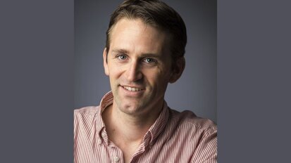 Parodontoloog NVvP Alexander Verhelst: “Je kunt parodontale chirurgie er niet een beetje bij doen”