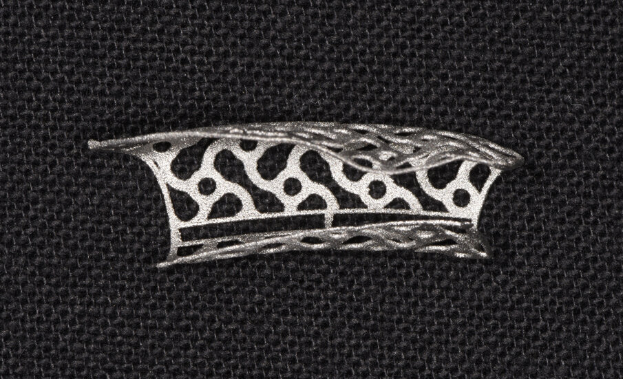 Figg. 4a, 4b_Fotografia che mostra la griglia sterile prima dell’inserimento nella sede da ricostruire. Visione intra-operatoria della griglia Y-Xoss® riempita con un mix di osso autologo particolato prelevato dal ramo mandibolare e osso eterologo in rapporto 1:1, fissata mediante 2 viti in titanio di 1.4 mm di diametro.