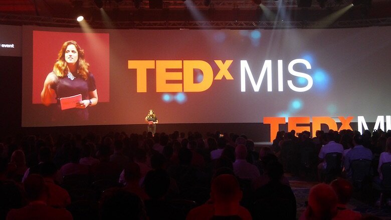 La actriz, modelo y presentadora de la televisión israelí Noa Tishby fue la maestra de ceremonias de las Sesiones TEDxMIS.