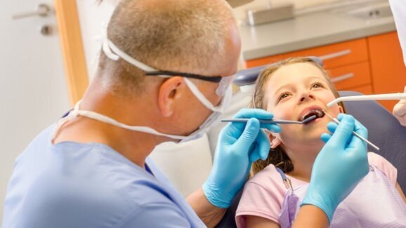 Rukavice přispívají ke kontaktním alergiím: narůstající problém ve stomatologii