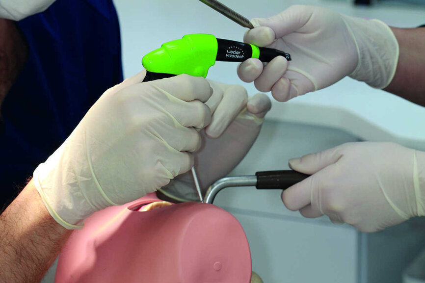 Fig. 8 : Passage et récupération de deux instruments par la même main. 