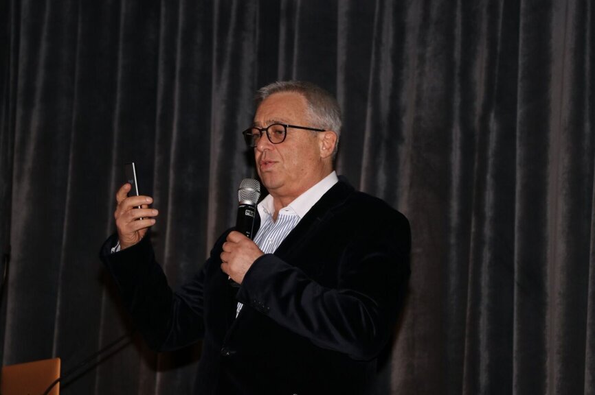 Dr Ady Palti speaking at Euro Implanto. (Photograph: Philippe Alibert)