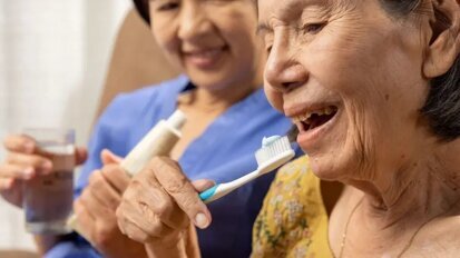 Studie zjistila, že klíčem k lepšímu ústnímu zdraví seniorů je pravidelná péče