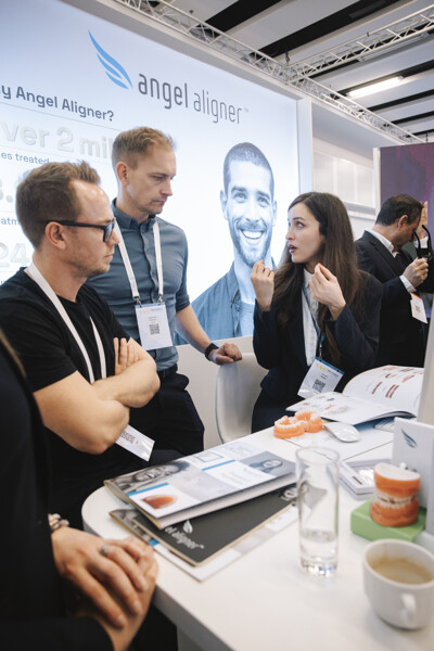 Hands-on exchange at the Angel booth—supporting clinicians and presenting product innovations.