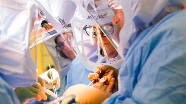 Brånemark pratica la prima operazione di osteointegrazione negli Usa su un paziente amputato