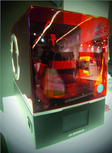 Fig. 15b: Design of the provisional prosthesis, margins set; the irregular initial state of
tooth #22 could be adjusted virtually (a). 3D PICO2 printer (b).
