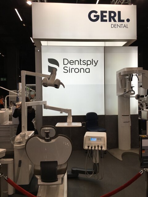 Velké společnosti jako Dentsply Sirona byly vidět pouze na stáncích německých distributorů. Velké společnosti jako Dentsply Sirona byly vidět pouze na stáncích německých distributorů.