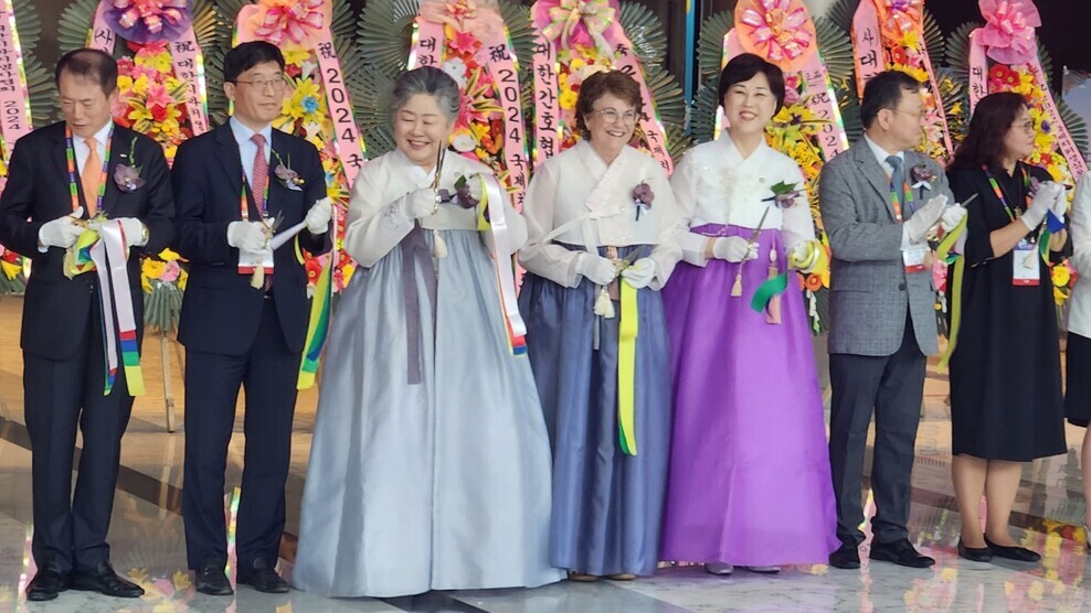 IFDH president Wanda Fedora (middle) and Jeongran Park, ISDH 2024 organising committee chairperson (third to right) welcomed delegates this morning.