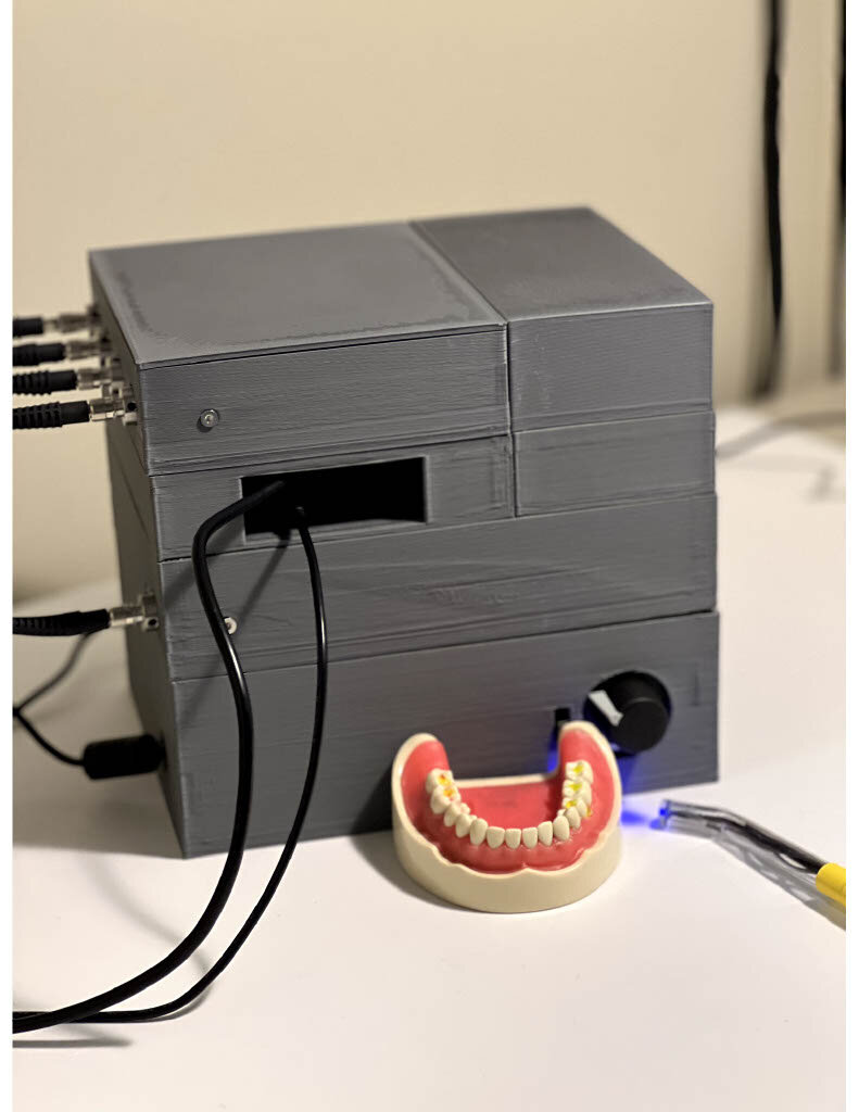 The O-pH device utilises a low-power blue light and a special dye to cause oral biofilm to fluoresce in areas with higher levels of acidification. (Image: Manuja Sharma, University of Washington)