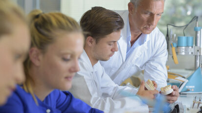 Studenten promovieren ohne praktische Erfahrungen Studenten promovieren ohne praktische Erfahrungen