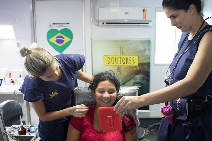 Um sorriso radiante de uma paciente jovem depois do tratamento dentário de sucesso. (Fotografia: Dentsply Sirona)