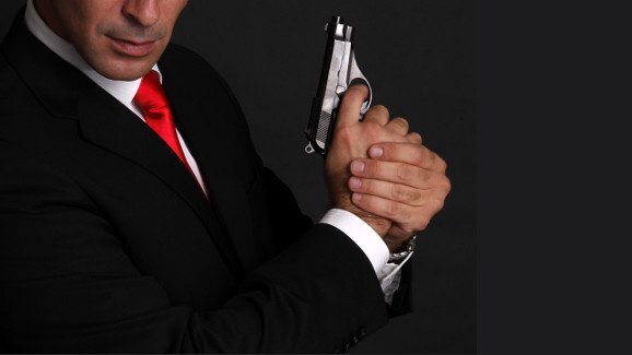 Criador dos dentes metálicos do vilão em James Bond é processado