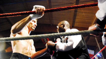 Un dentiste qui enfile des gants