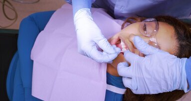 Behandlung von Initialkaries durch Schmelzregeneration in der Tiefe