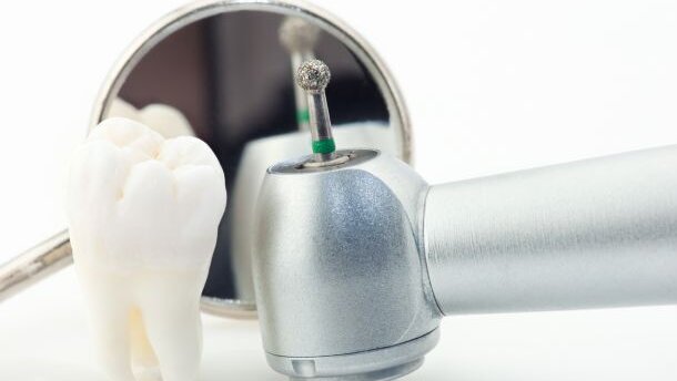 Assistente doet zich voor als tandarts