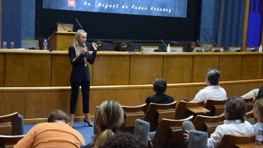 Dr Ruth Pérez-Alfayate during her presentation on complex diagnosis in endodontics.
