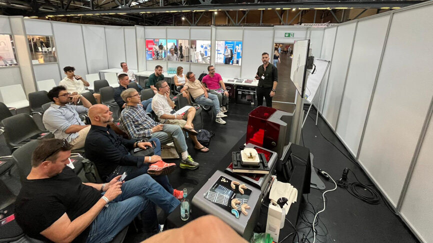 Dr Miloš Ljubičič held a workshop about the transformative impact of 3D printing in dentistry and presented SprintRay's 3D printing solutions. 