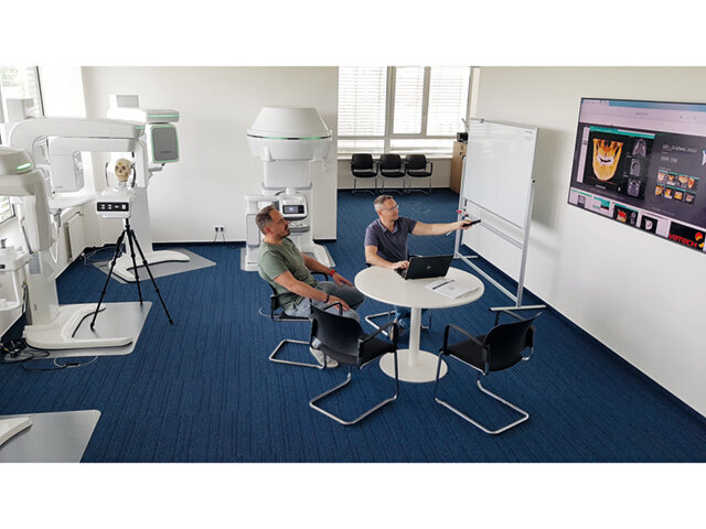 Anton Nodžák, ředitel společnosti, a Aleš Martinec (vlevo), vedoucí servisní podpory, v nově otevřeném showroomu