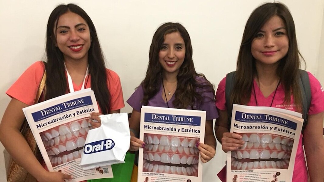 Odontólogos, técnicos dentales, estudiantes y personas de todas las edades recibieron ejemplares de Dental Tribune y de AMIC Today, el periódico de ferias de la editorial. Incluso niños y hasta un osito de peluche, como se aprecia en las fotos, se divirtieron y aprendieron leyendo la publicación más leída en América Latina. (Fotos: Michelle Arias)