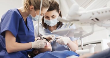 Jonge vrouwelijke tandartsen geven het beroep een nieuw gezicht