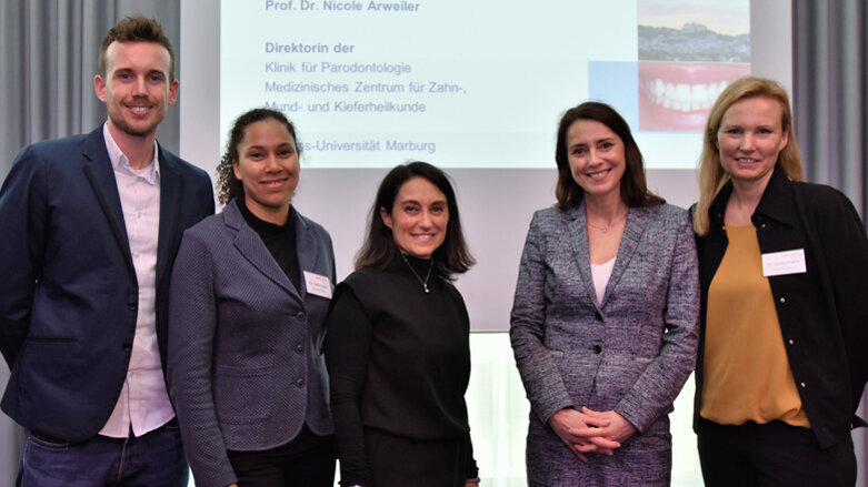 Mundspülungen mit ätherischen Ölen verbessern Biofilmmanagement