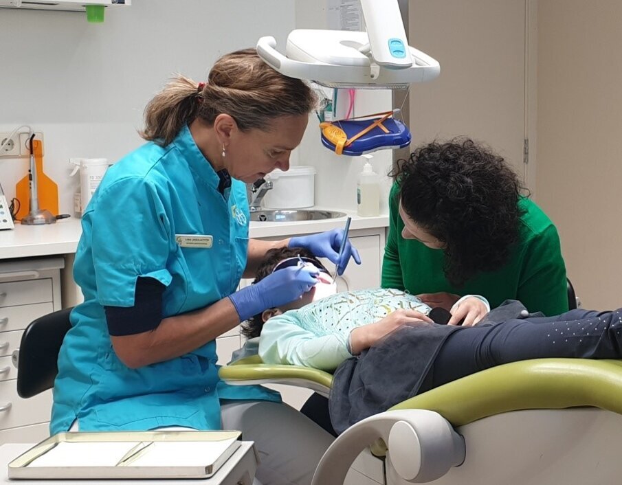 Afbeelding 1: Laat de ouders bij de mondinspectie en behandelplanning op de stoel van de assistent zitten en betrek hen bij het zorgplan.