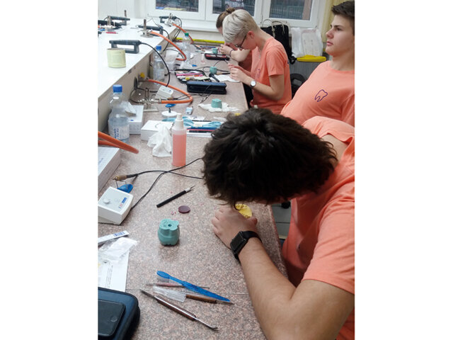 Po přestávce následovala hlavní část soutěže, a to modelace 3 horních frontálních zubů – 3 sólo korunek stojících vedle sebe.