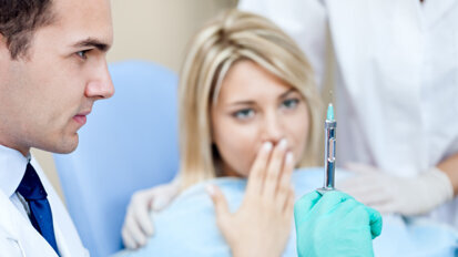 Frauen fühlen sich von Zahnarztbesuch häufiger angewidert