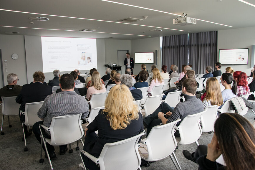 Thies Harbeck, Geschäftsführer der Opti Zahnarztberatung GmbH, zum Thema 