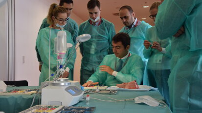 Attendees prepare for the practical part of the workshop. (Photograph: Franziska Beier, DTI)
