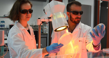 Licht gegen Keime: Innovative Zahnschiene zur Bekämpfung antibiotikaresistenter Bakterien