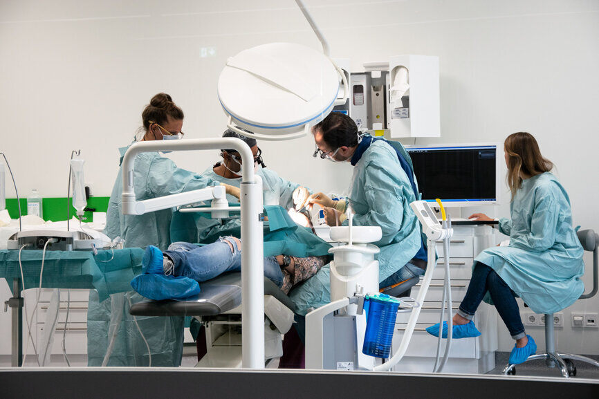 Wainwright erklärt in seiner OP den Intralift, ein minimalinvasives Verfahren für den internen Sinuslift.