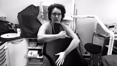 Fransız Diş Hekimlerinden Çıplak Protesto