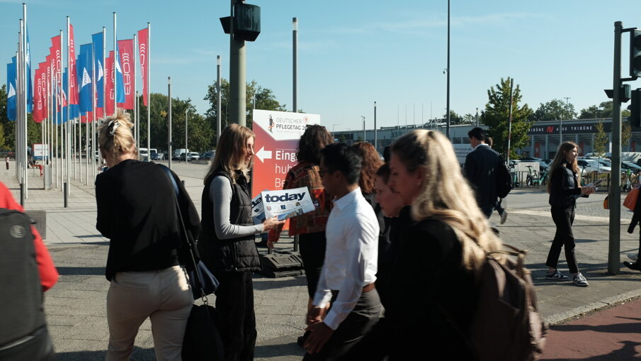 Attendees who are interested in reading all about the latest in implantology, are more than welcome to pick up a copy of the today show paper outside the venue. 