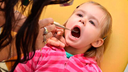 Le visite dal dentista sono fondamentali nella prevenzione delle carie infantili