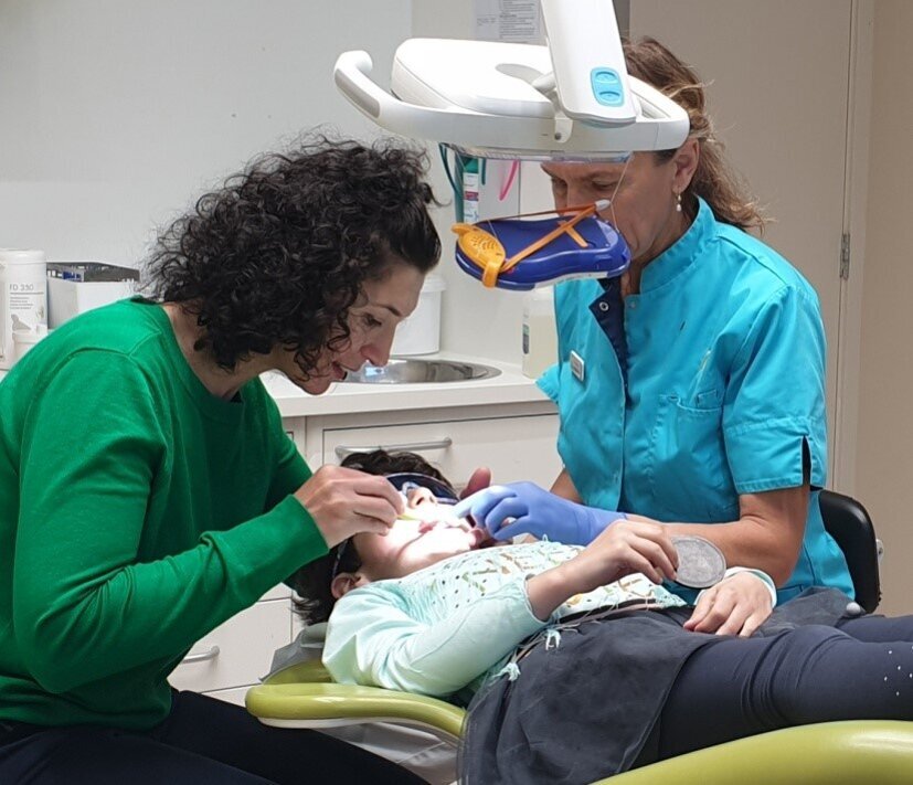 Afbeelding 2: Laat de ouders bij de mondinspectie en behandelplanning op de stoel van de assistent zitten en betrek hen bij het zorgplan.