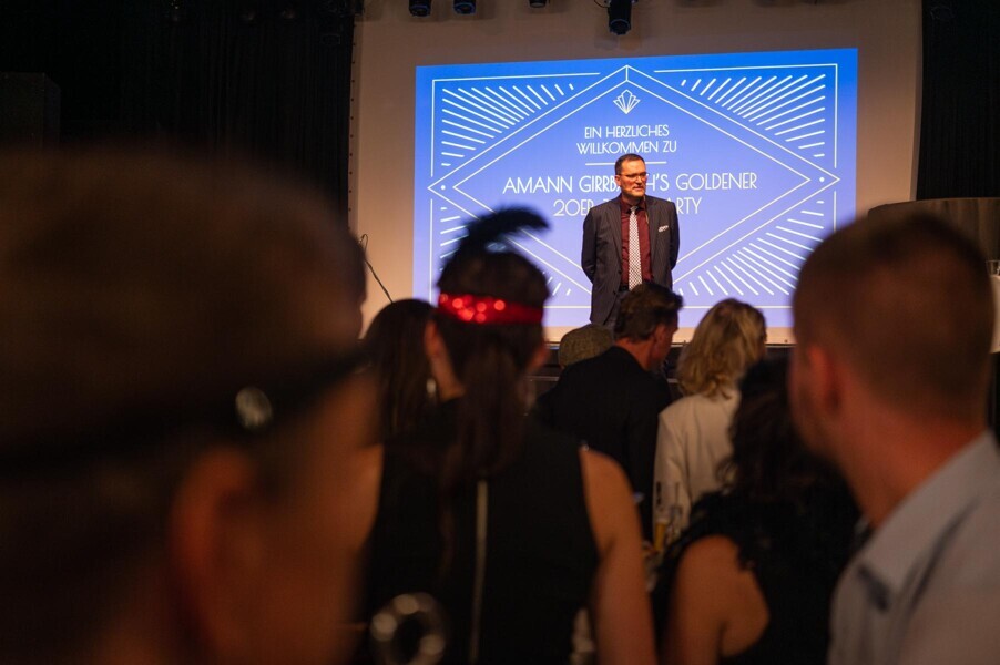 Jürgen Kiesel, CEO of Amann Girrbach, welcomed the guests. 