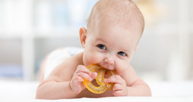 Povišena temperatura i groznicu nisu povezane sa rastom zuba kod beba